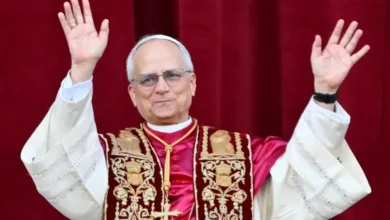 Retrato do Papa Leo XIV fazendo um alerta sobre os riscos da Inteligência Artificial durante pronunciamento no Vaticano.