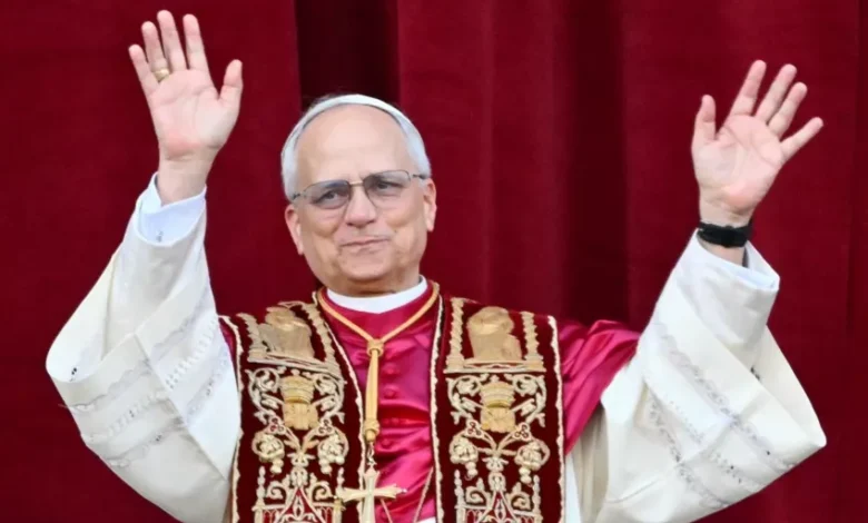 Retrato do Papa Leo XIV fazendo um alerta sobre os riscos da Inteligência Artificial durante pronunciamento no Vaticano.