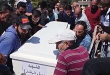 A Cruz que Ainda Carregam: Cristãos da Nigéria e da Síria Sofrem Massacres Sangrentos Cristãos ajoelhados em oração em meio a ruínas de igreja destruída, representando a perseguição religiosa na Nigéria e na Síria