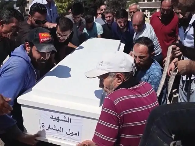 Cristãos ajoelhados em oração em meio a ruínas de igreja destruída, representando a perseguição religiosa na Nigéria e na Síria