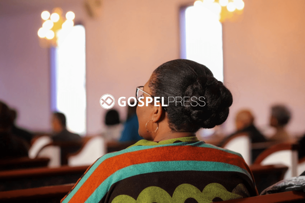 Crescimento de batismos na igreja evangélica Igreja evangélica com fiéis reunidos em culto e batismo simbolizando crescimento espiritual apesar da queda de membros