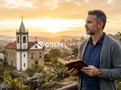 Eu Preciso Ir à Igreja Para Ser Salvo? O Que a Bíblia Realmente Ensina Preciso ir à igreja para ser salvo? Pessoa segurando uma Bíblia diante de uma igreja cristã refletindo sobre a salvação em Jesus Cristo.