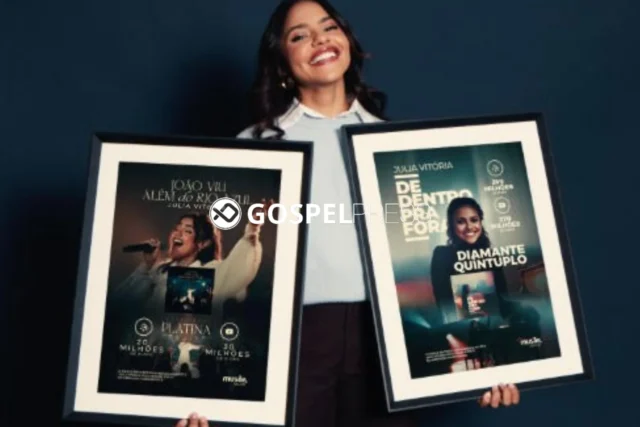 Julia Vitória recebe Discos de Platina e Diamante Quíntuplo em homenagem surpresa | Foto - Créditos Brian Yamashita Cantora gospel Julia Vitória recebe Discos de Platina e Diamante Quíntuplo durante homenagem surpresa realizada em São Paulo