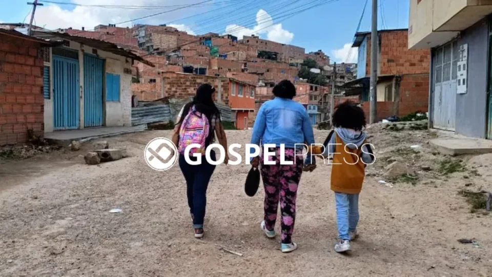 Cristãos perseguidos na Colômbia reunidos em oração durante culto cristão.